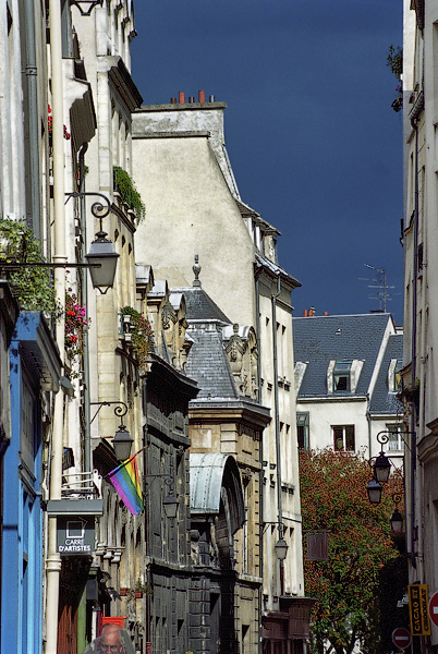 Le côté occidental de la rue Vieille-du-Temple, la vue vers la rue des Francs-Bourgeois.