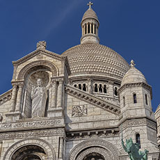 La coupole, le fronton central et les coupoles de la façade sud du Sacré-Cœur.