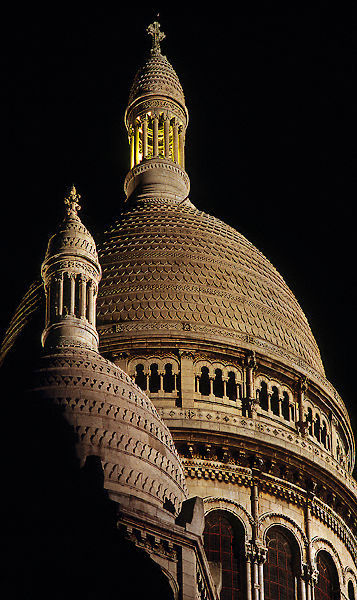 Les coupoles romano-Byzantin du Sacré-Cœur le soir.