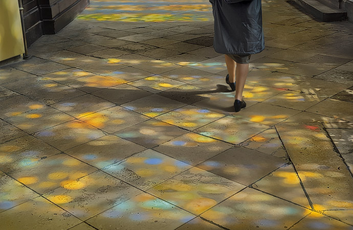 Des taches de lumière colorée projetées par des vitraux à l’intérieur de l’église Saint-Eustache.