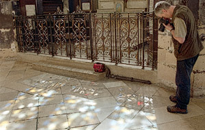Un étudiant en train de faire des photos dans l’église Saint-Eustache avec son reflex numérique Nikon D200.