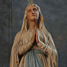 Une statue de la Vierge Marie dans l’église Saint-Merry.