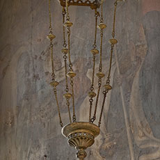 Un lustre poussiéreux dans une chapelle de l’église Saint-Merry.
