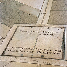 La ligne méridionale et la plaque qui indique l’équinoxe estival dans l’église Saint-Sulpice.