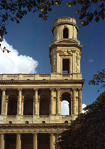 La façade principale de l’église Saint-Sulpice.