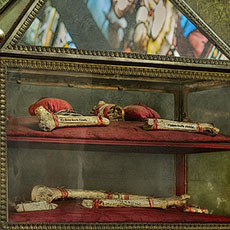 Un reliquaire contenant les os de la Sainte Ursule dans l’église Saint-Séverin.