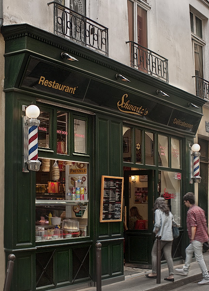 Schwartz’s restaurant on rue des Écouffes.