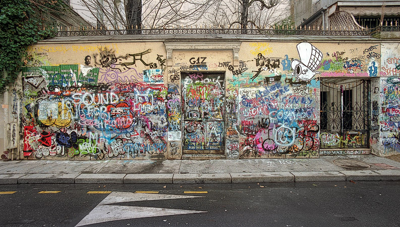Graffiti devant la résidence de Serge Gainsbourg sur la rue de Verneuil.