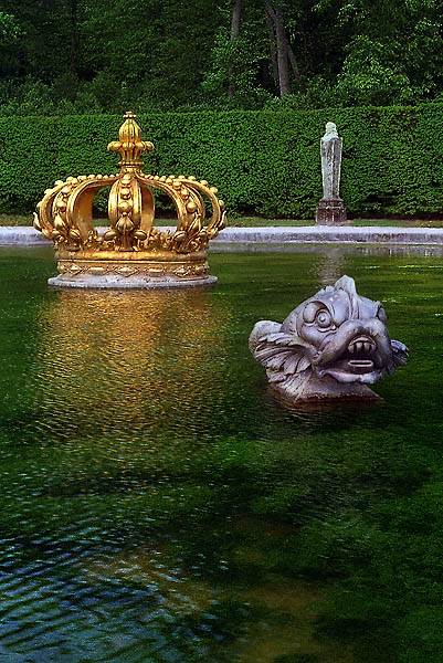 Deux sculptures dans le bassin du Parterre de la Couronne au château de Vaux-le-Vicomte.