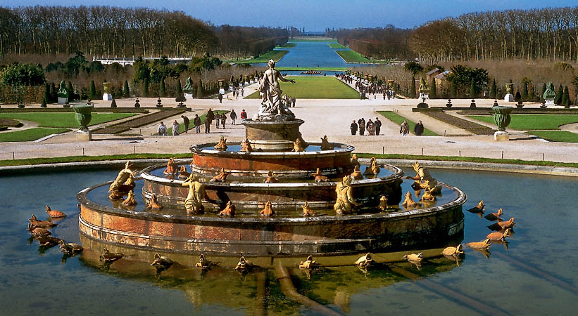 La fontaine Latone et les jardins derrière le château de Versailles.