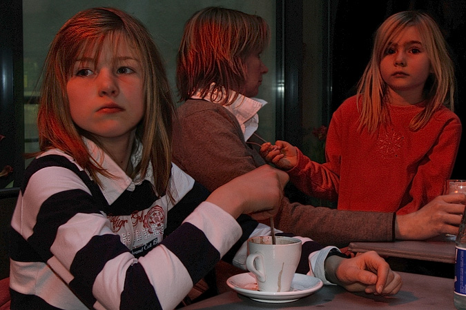 Deux filles avec leur mère au Café Montécao dans le village Saint-Paul.