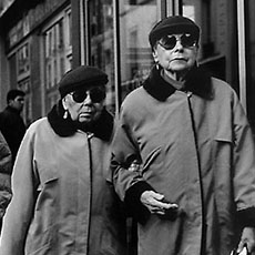 Une femme avec des jumelles sur la rue Ledru-Rollin.