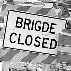 Nogle få tegn advarende at en footbridge slut noget jernbane spor at opstille imellem Somerville og Cambridge er lukket for den offentlig
