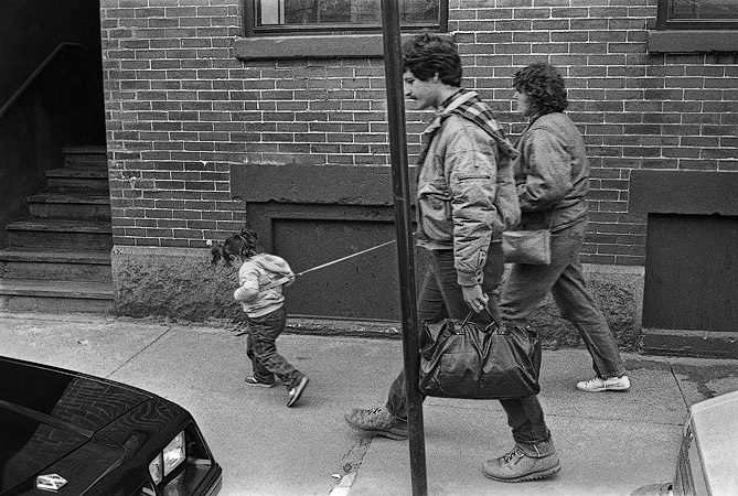 Une mère et un père promènent leur fille en laisse à Boston.