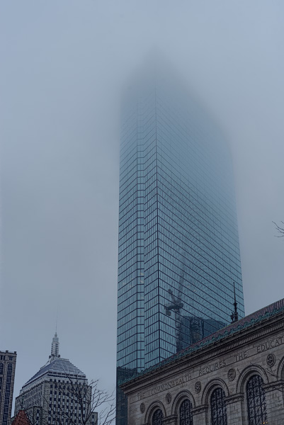 Le sommet de la Hancock Tower s’élève dans le brouillard à Boston.