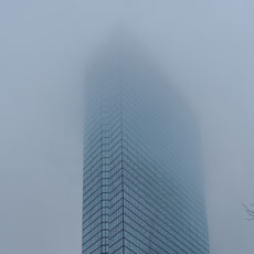 Le sommet de la Hancock Tower s’élève dans le brouillard à Boston.