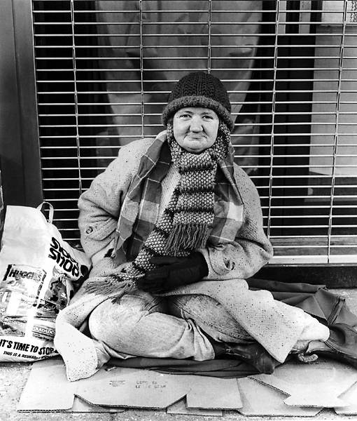 Une femme sans domicile fixe sur Tremont Street à Boston.