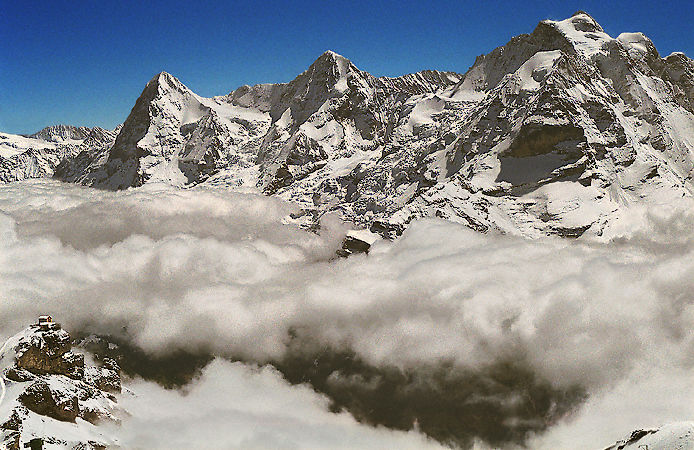 Den Jungfraujoch kedja av fjällen i Schweiz