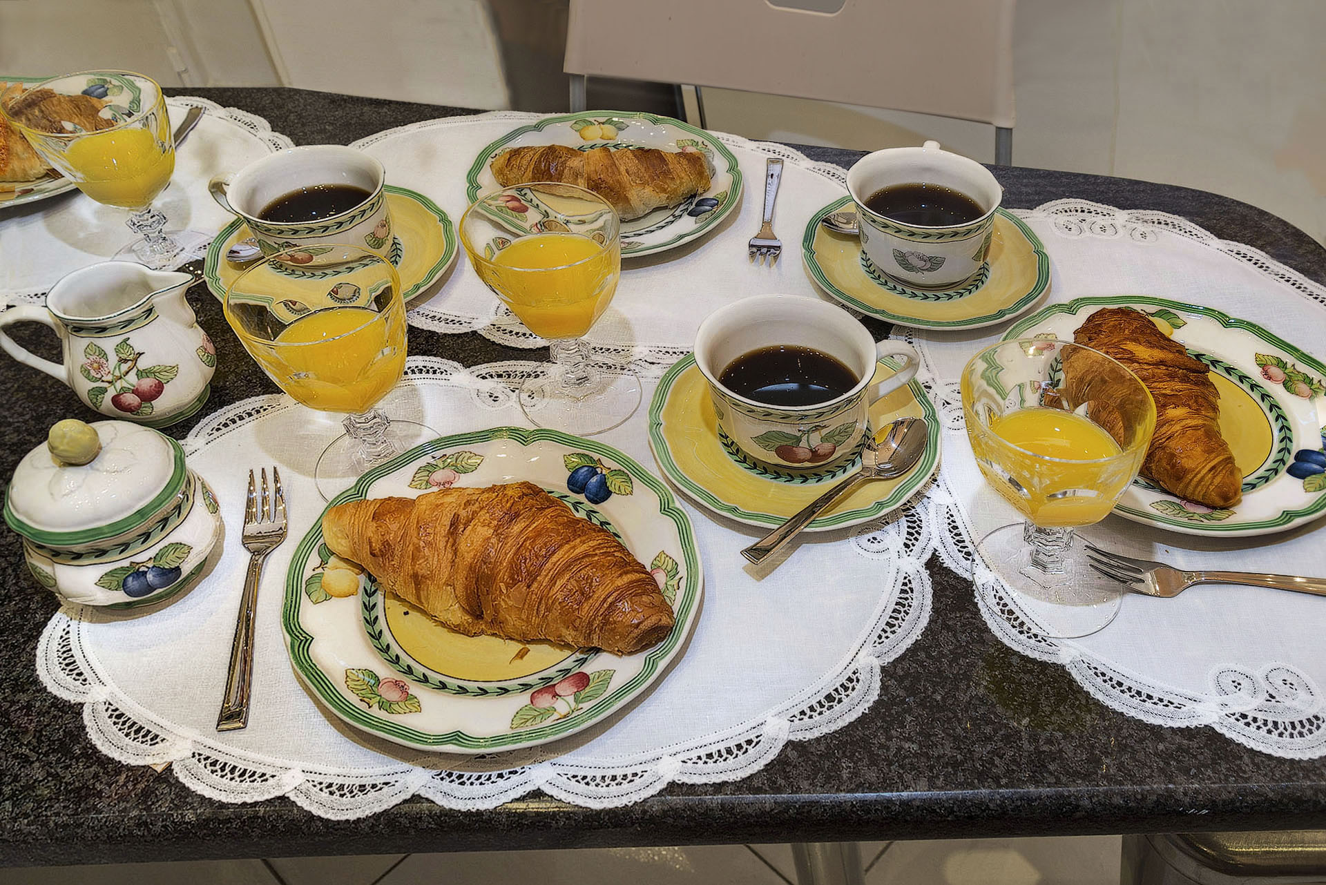 Breakfast on avenue de la Bourdonnais.