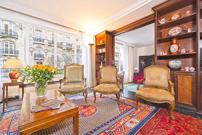 Cet appartement sur la prestigieuse avenue Foch est le pied-à-terre parisien d’un diplomate français à la retraite. Décoré avec plein de souvenirs exquis des voyages en Asie et en Europe du couple, il emblematique de la vie gracieuse.