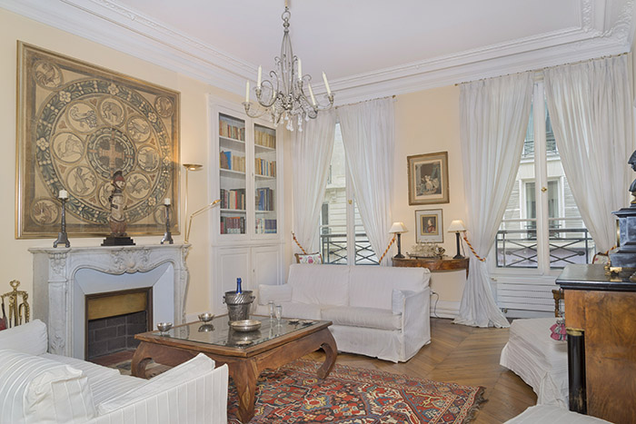 Le confort et du style vous attendent lorsque vous entrez dans ce spacieux appartement de deux chambres à proximité des Champs-Élysées.