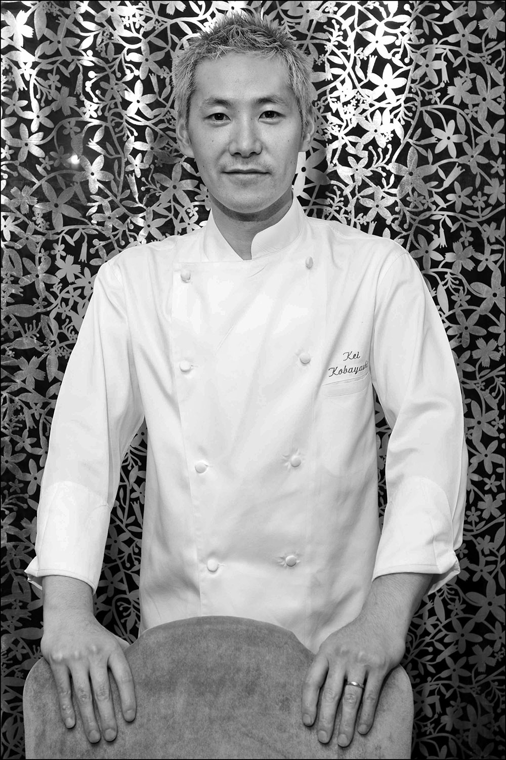 Kei Kobayashi, le chef de cuisine du restaurant Kai sur la rue Coq Héron à Paris.