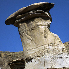 Format vid eons av erosion, en hoo doo tornen över den tryckande Änskönt badlands