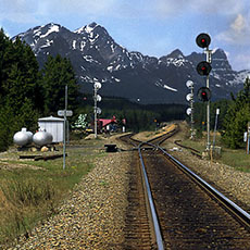 Des rails partent vers l’Ouest depuis Banff, Alberta, à destination de la côte Pacifique