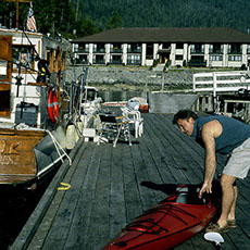 Förbereder en kayak på Örn Vinkel Vildmark Portvaktsrum, Vancouver Ö, Engelsk Columbia