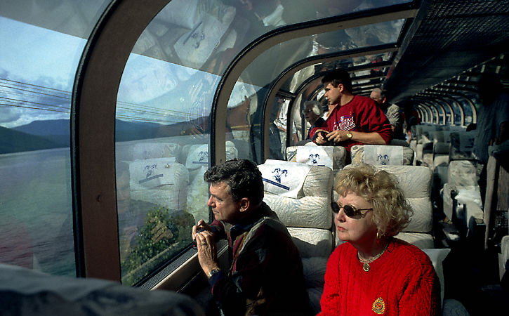 Des passagers découvrent le paysage de l’Alberta depuis un wagon du «Rocky Mountaineer».