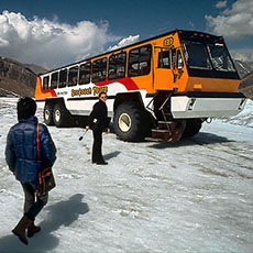 Les passagers de la navette “Snocoach” en route pour le Glacier Athabasca, Alberta