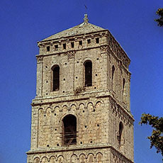 La tour de l’église Saint-Trophime à Arles.