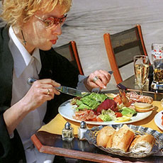 Deux femmes déjeunent aux salades fruits de mers à Cannes.