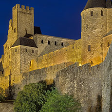 La porte de l’Aude de la Cité de Carcassonne la nuit.