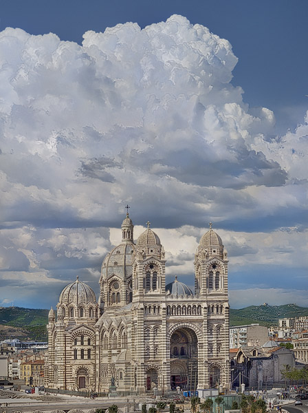 La façade principale de la cathédrale de Marseille, vu du Palais du Pharo.