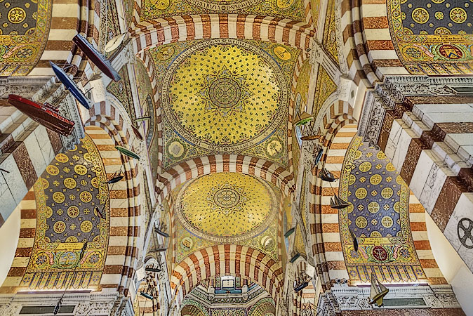 Le plafond sous la coupole de la basilique néo-byzantine Notre-Dame-de-la-Garde de Marseille.