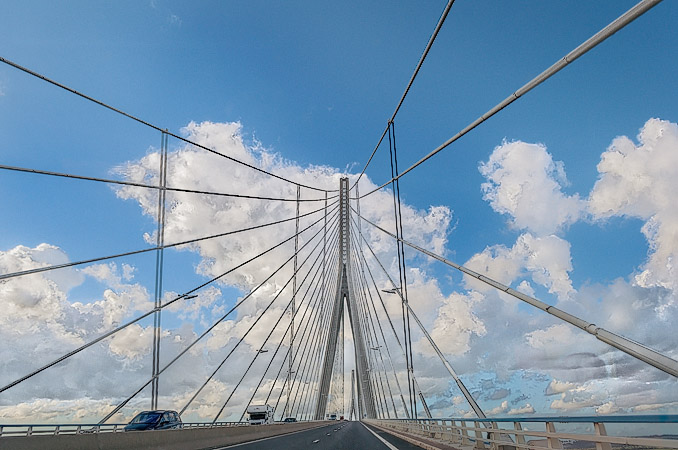 Des nuages derrière le Pont de Normandie