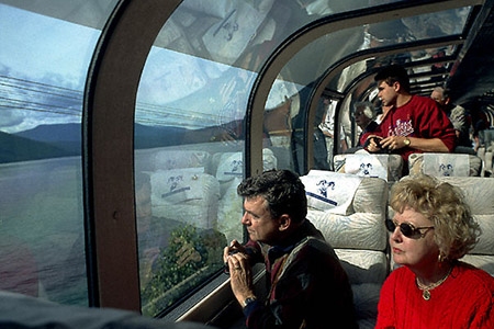 Des passagers en train d’admirer le paysage de l’Alberta depuis le train “Rocky Mountaineer”.
