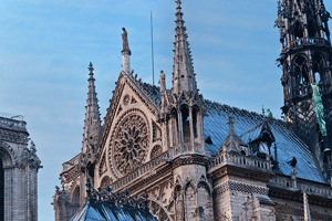 Pictures of Notre-Dame taken with and without a polarizing filter.
