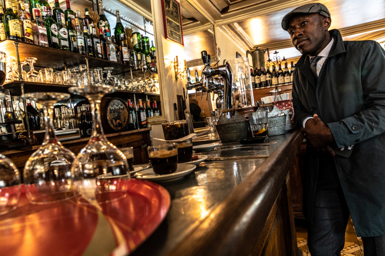 A man at the bar inside the café Louis-Philippe on rue de l’Hôtel de Ville