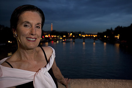Un portrait de Sharon Roberson sur le pont Neuf le soir.