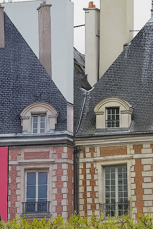 Une erreur classique des balances des blancs sur une photographie trop bleue et rouge dans la place des Vosges.