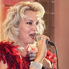 Luana aime les chansons des chanteuses «torche», tels que Julie London et Marilyn Monroe.