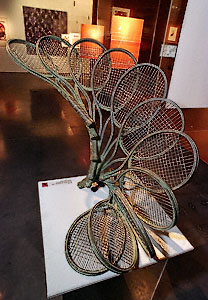 A bronze sculpture of eight tennis rackets entitled «Annan, Accumulation de raquettes», at the Tenniseum.