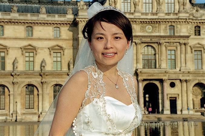 A picture taken under the late afternoon sun in front of the pavillon Sully.