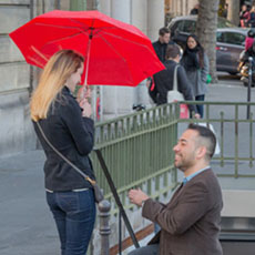 Alexander Sierra asking his girlfriend Sonja Stein to marry him in place de l’Alma.