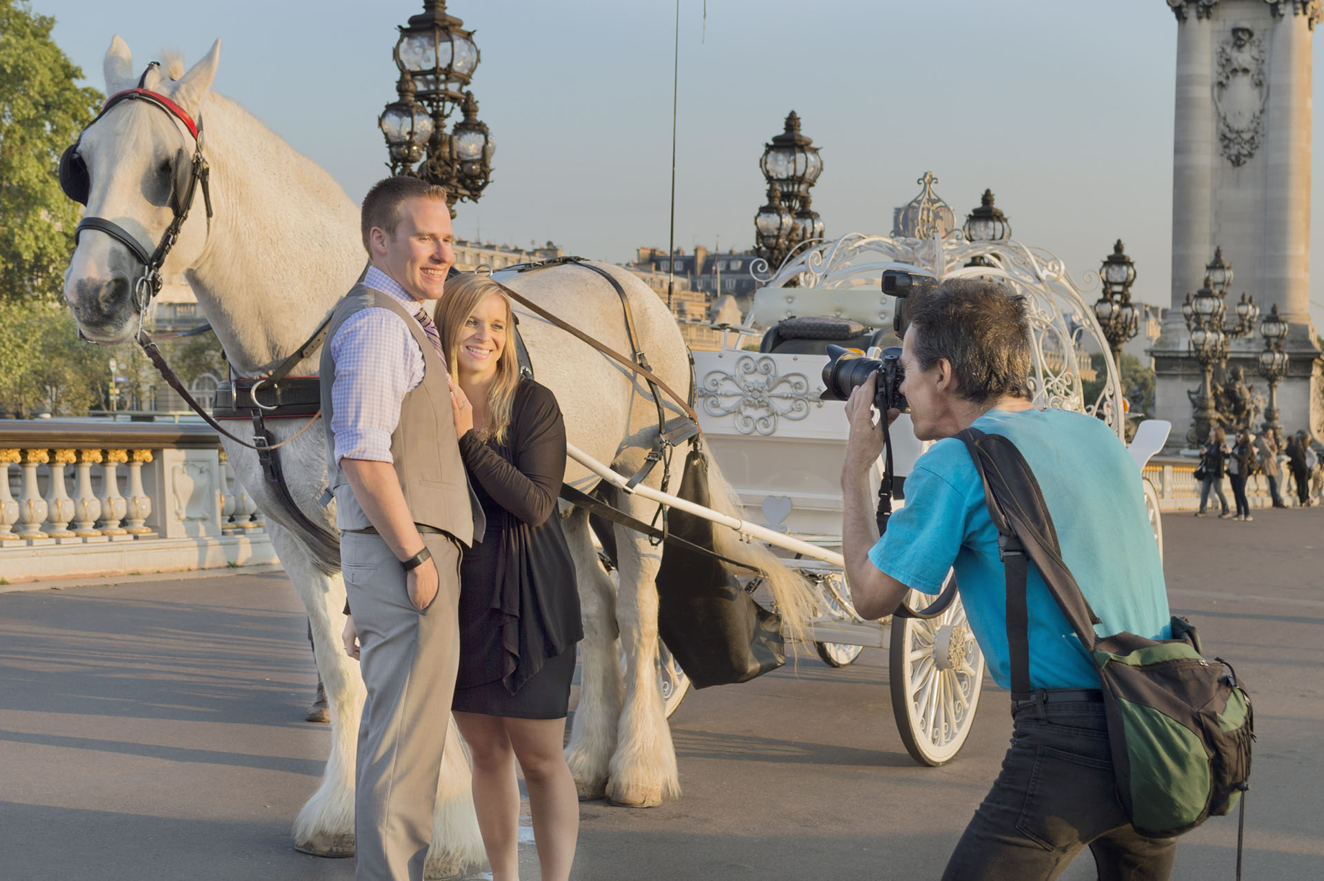 David Henry en train de photographier un couple sur le pont Alexandre III à Paris.