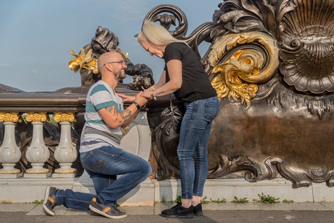 Florian Becker en train de demander à sa petite amie de l’épouser sur le pont Alexandre III.