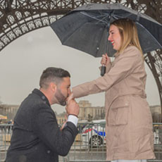 Manny Sagot demandant sa petite amie de lui marier sur le pont d’Iéna.