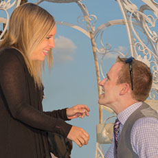 Nik Zgraggen asking his girlfriend to marry him on pont Alexandre III.